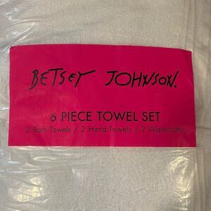 NIP Betsey Johnson bath towel set